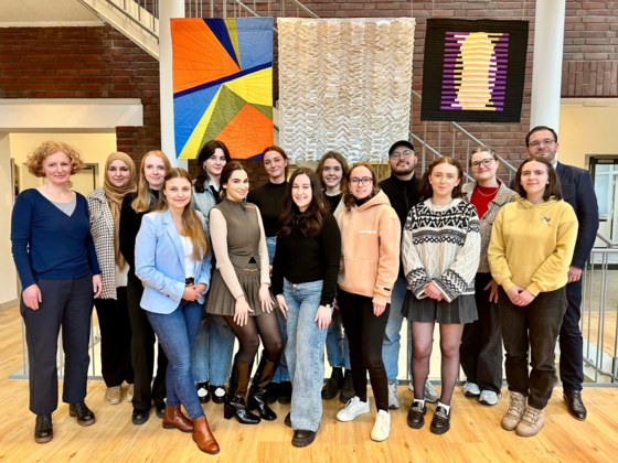 Eine Gruppe von Studierenden des Masterstudiengangs MAEBG, welche eine Exkursion zur VHS Dormagen besucht haben