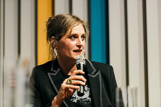 Julia König als Speakerin